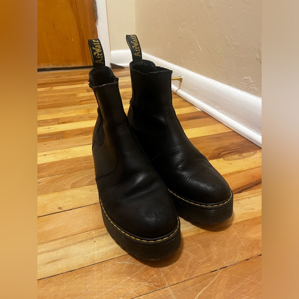Black platform chelsea dr. Martin’s